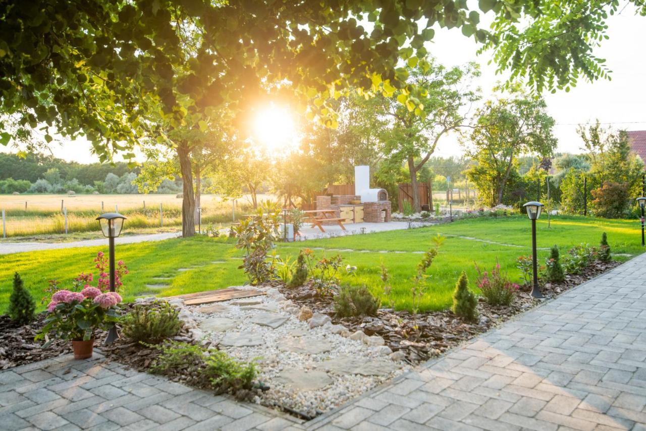 Natura Apartman Tiszafuered Exterior photo